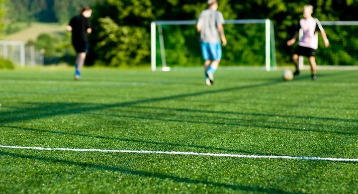 Für Frauen könnte ausgerechnet der (typische) Männersport Fußball zum Abnehmwunder werden. Denn Fussballspielen ist effektiver als Joggen.