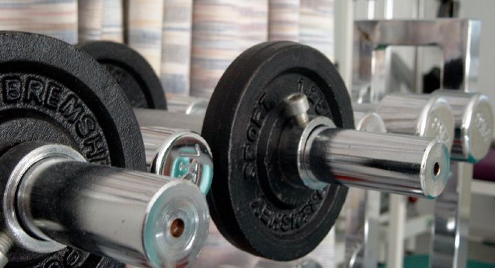 Wichtig bei Muskeltraining sind ausreichende Pausen zwischendurch. Die Muskeln können sich somit optimal regenerieren.