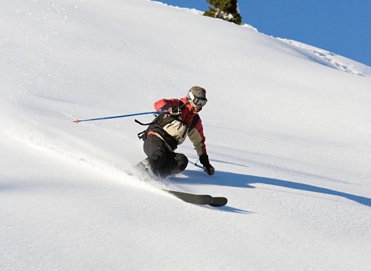 Sportlich belastet Skifahren das Herz-Kreislauf-System nur minimal. Bei Abfahrten werden vor allem die Bein- und Gesäßmuskulatur beansprucht.
