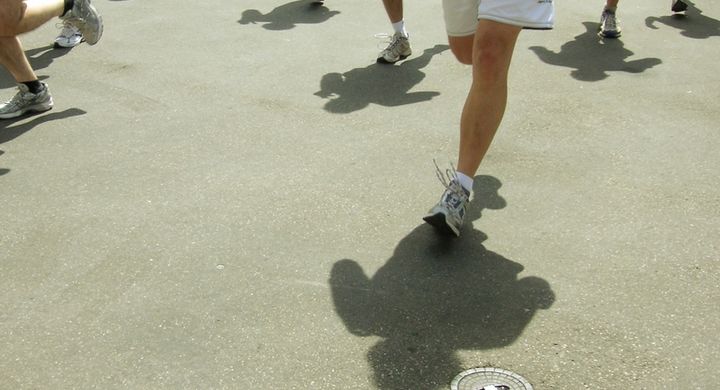 Neben der Verbesserung der Kondition wirkt sich das Dauerlaufen auch positiv auf das Herz- Kreislaufsystem aus. Der Läufer setzt sich wie beim Joggen keiner besonders hohen Belastung aus, allerdings können Gelenke, Bänder und Sehnen in Mitleidenschaft gez