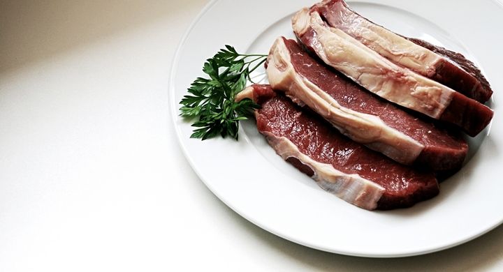 Der neuste Trend aus den USA: die Paläo-Diät. Es wird viel rohes Fleisch verzehrt und die Diät erinnert etwas an die Steinzeit.