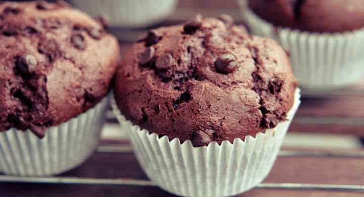 Muffins werden immer beliebter. Die kleinen saftigen Kuchen lassen sich auf verschiedenste Art und Weise herstellen. Es gibt sie mit Füllung, ohne Füllung, mit Glasur oder mit Verzierungen. Wer kann da schon "Nein" sagen.