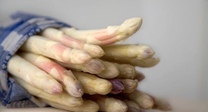 Frischer Spargel aus regionalem Anbau erfreut sich bei Feinschmeckern großer Beliebtheit.