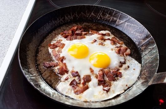 Ei mit Speck zählt zu den beliebtesten Frühstücksspeisen. Möchte man sich gesund ernähren, sollte der fetthaltige Genuss aber besser durch ein reichhaltiges Müsli ersetzt werden.