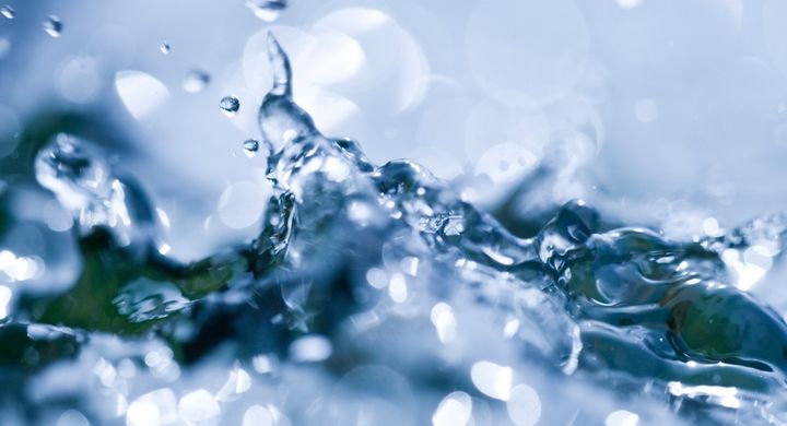 Damit der Körper ausreichend Flüssigkeit zugeführt bekommt, sollten täglich rund 1,5 Liter getrunken werden. An heißen Sommertagen sind sogar 3 Liter zu empfehlen.