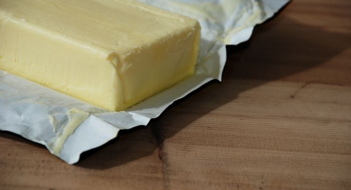 Butter gehört zu den Grundnahrungsmitteln und ist in fast jedem deutschen Kühlschrank vorzufinden. Der Deutsche konsumiert im Durchschnitt rund 13 Pfund Butter pro Jahr.