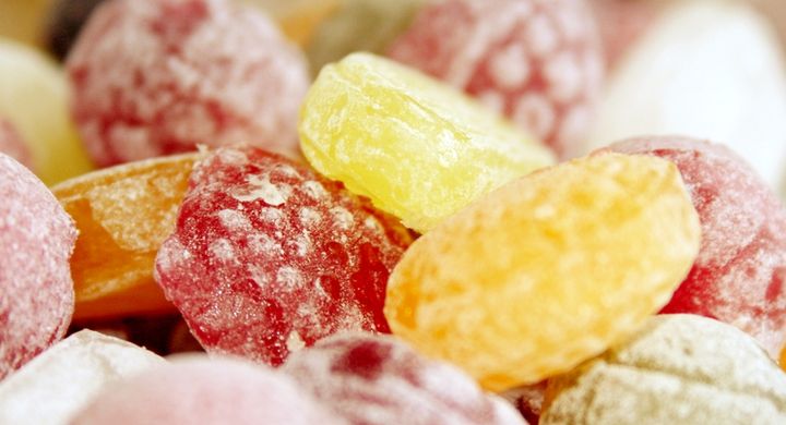 Bonbons sollten lieber geluscht anstatt zerkaut werden. Oftmals wird die Härte der Süßigkeit falsch eingeschätzt und es bricht ein Stück Zahn ab.