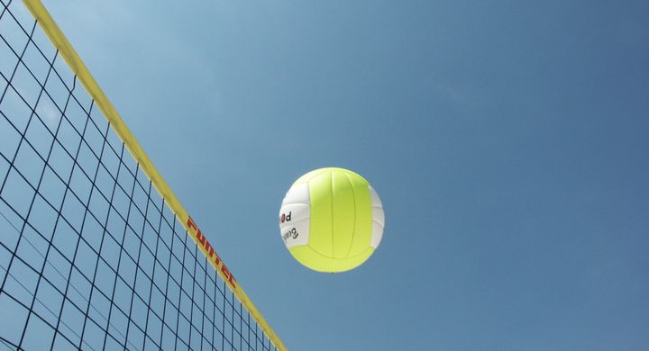 Gemäß Beachvolleyball Regeln kann ein Team den Volleyball dreimal schlagen, um diesen in das gegnerische Feld zurückzubringen.