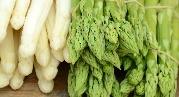 Spargel kann sein Aroma nur dann entfalten, wenn das Kochwasser richtig gewürzt ist. Experten empfehlen deshalb, das Kochwasser von Spargel am besten mit einem Spritzer Zitrone zu verfeinern.
