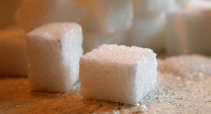 Wer eine kalorienarme Alternative zum Zucker sucht, ist bei Stevia genau richtig. Selbst Coca Cola hat sich bereits mit der Süßungsvariante auseinandergesetzt.