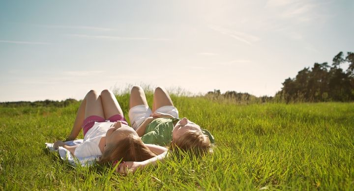 Soziale Unterstützung, Freundschaften und Beziehungen steuern viel zur Gesundheit bei.